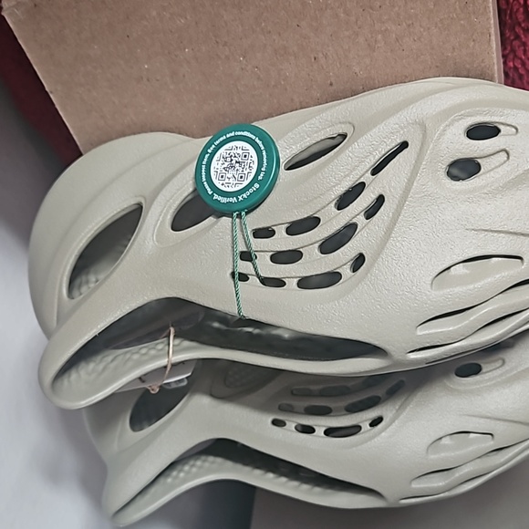 Yezzy Foam Runners Stone Salt Men's Sz 8 BNIB - Picture 2 of 7